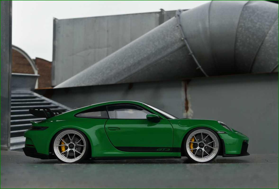 1:18 Porsche 911 992 GT3 2021 Viper Green ONE 300ST Edition